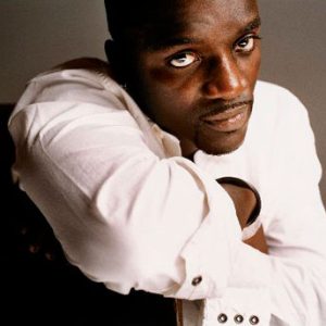 Akon Alioune Badara Thiam mieux connu sous son nom de scène Akon, est un chanteur de R'n'B et un compositeur sénégalais, il est aussi producteur de musique, homme d'affaires et philanthrope.