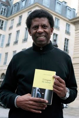 Dany Laferriere Dany Laferriere avce son livre, L'Enigme du retour