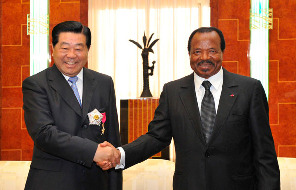 Jia Qinglin et Paul Biya Jia Qinglin, conseiller politique chinois et Paul Biya, président camerounais
