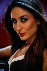 Kareena Kapoor, surnommée Bebo, est une actrice indienne née le 21 septembre 1980 à Mumbai, Inde. Elle envisage des études de droit à Harvard avant de consacrer au cinéma. Kareena Kapoor, surnommée Bebo, est une actrice indienne née le 21 septembre 1980 à Mumbai, Inde. Elle envisage des études de droit à Harvard avant de consacrer au cinéma.