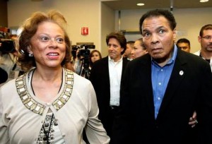 Lonnie Ali et Mohammed Ali Lonnie Ali accompagnée de son mari, le légendaire boxeur Mohammed Ali atteint du Parkinson