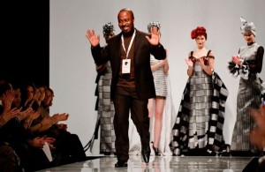 Kofi Ansah Kofi Ansah est un styliste ghanéen. Il a vécu et travaillé pendant 20 ans en Europe avant de retourner au Ghana en 1992.