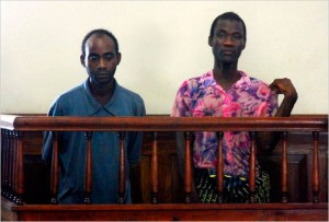 Homosexuel malawite Steven Monjeza, à gauche, et Tiwonge Chimbalanga, un couple homosexuel, ont été condamnés pour des actes contre nature et indécence à Blantyre, au Malawi, Mardi18 mai 2010