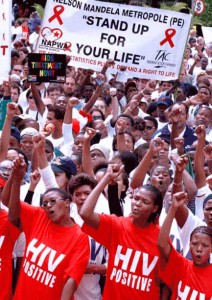 HIV Activistes qui protestent à Cape Town en Afrique du Sud en février 2003. Le 19 novembre 2003 le gouvernement sud-africain approuve un plan de distribution gratuit des médicaments pour traité le SIDA