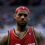 LeBron James LeBron Raymone James (né le 30 décembre 1984 à Akron dans l'Ohio), est un joueur de basket-ball américain évoluant dans le club NBA des Cleveland Cavaliers. Il mesure 2m03 et pèse environ 115kg. Il a été surnommé King James et The Chosen One (« L'Elu »).