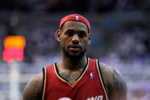 LeBron James LeBron Raymone James (né le 30 décembre 1984 à Akron dans l'Ohio), est un joueur de basket-ball américain évoluant dans le club NBA des Cleveland Cavaliers. Il mesure 2m03 et pèse environ 115kg. Il a été surnommé King James et The Chosen One (« L'Elu »).