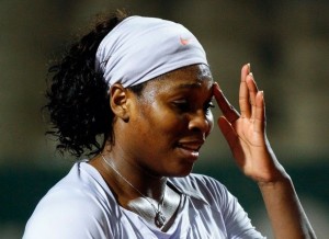 Serena Williams Serena Jameka Williams est une joueuse de tennis américaine née le 26 septembre 1981 à Saginaw, dans l'État du Michigan. Elle a, à ce jour, remporté douze tournois du Grand Chelem en simple, onze en double dames avec sa soeur Venus Williams et deux en double mixte, soit un total de vingt-cinq, ce qui fait d'elle une des plus grandes joueuses de l'histoire.