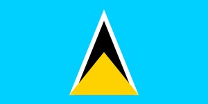 ste-lucie Les significations du drapeau sont multiples. Le bleu azur représente la fidélité, mais également la couleur du ciel tropical ou celle de la mer des Caraïbes. Les deux triangles évoquent les deux Pitons de Sainte-Lucie, qui émergent de la mer en direction du ciel, et par extension l'espoir et l'aspiration du peuple. Le Petit Piton est couleur d'or, couleur du soleil et de la prospérité ; le Gros Piton est composé de noir et de blanc, pour symboliser les deux influences historiques qui ne forme désormais plus qu'une seule culture. On constate que l'influence africaine prédomine sur l'influence européenne.