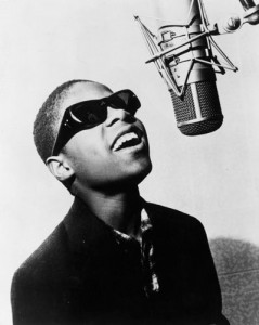 Stevie Wonder Stevie Wonder a vendu plus de 72 millions d'albums et a reçu vingt-deux Grammy awards au cours d'une carrière qui s'étend maintenant sur un demi-siècle.