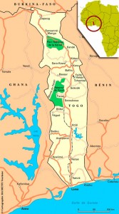 Togo Le Togo tire son nom de Togodo (L´autre Rive) aujourd'hui Togoville, une ville coloniale germanique, première capitale du pays qui est située à l'est de la capitale Lomé.
