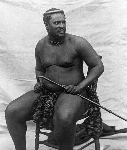 Cetshwayo kaMpande Cetshwayo kaMpande (vers 1826 – 8 février 1884) est le roi de la nation zouloue de 1872 à 1879. Son nom s'écrit Cetawayo, Cetewayo, Cetywajo et Ketchwayo. Cetshwayo est le fils du roi zoulou Mpande, lui-même demi-frère du roi Chaka.