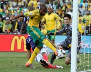 Katlego Mphela Le Sud-Africain Katlego Mphela, à gauche, compte le deuxième but de l'équipe contre la France. Le gardien Hugo Lloris, à droite, lors de la Coupe du Monde. Le match de football entre la France et l'Afrique du Sud a eu lieu au Free State Stadium à Bloemfontein, en Afrique du Sud, le mardi 22 juin 2010.