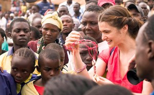 La Constance du jardinier The Constant Gardener (La Constance du jardinier en Belgique et au Canada), un film engagé. L'histoire d'une femme qui se bat pour la vérité sur les expérimentations de médicaments sur la population africaine, l'histoire d'une femme tuée parce qu'elle a cherché à dénoncer le nombre de morts, victimes de ces tests, l'histoire de son mari qui a cherché à comprendre et qui s'est finalement engagé dans la même voie qu'elle, même si cela lui a coûté la vie.
