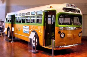 autobus Rosa Parks Le bus dans lequel Rosa Parks est montée le 1er décembre 1955 est maintenant exposé au Musée Henry Ford (Dearborn, Michigan)