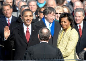 Barack Obama Avec un taux de participation record de 63 % des électeurs inscrits, Barack Obama a remporté l'élection présidentielle du 4 novembre 2008 avec plus de 9 millions de voix d'avance sur son adversaire John McCain. La victoire est nette. Fait également sans précédent, et bien que la Russie fasse montre de froideur, des gouvernements traditionnellement en très mauvais termes avec les États-Unis adressent leurs félicitations au nouveau président, ainsi Raul Castro (Cuba), Hugo Chávez (Venezuela) ou Mahmoud Ahmadinedjad (Iran). Depuis l'Afrique du Sud, il est également félicité par le prix Nobel de la Paix et ancien président Nelson Mandela.