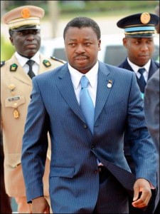 Le 7 mars 2010, le président de la Commission électorale nationale indépendante, Issifou Taffa Tabiou, le déclare vainqueur de l'élection présidentielle du 5 mars, le créditant de 60,9 % des suffrages . La totalité des candidats, sauf Faure et Nicolas Lawson (0,29 % des voix), refusent de reconnaître la supposée victoire de Faure Gnassingbé. Ces derniers estiment les chiffres publiés par la Commission électorale nationale indépendante de pures fabricationsL'ancien ministre de l'intérieur Akila Esso François Boko ajouta quelques jours plus tard que le clan au pouvoir aurait fait implanter une antenne pirate pour manipuler les chiffres transmis par le système VSAT. Ceci ayant échoué et Faure Gnassingbé perdant selon les résultats recueillis, la commission électorale aurait tout simplement changé de méthode de compilation des résultats. Le 7 mars 2010, le président de la Commission électorale nationale indépendante, Issifou Taffa Tabiou, le déclare vainqueur de l'élection présidentielle du 5 mars, le créditant de 60,9 % des suffrages . La totalité des candidats, sauf Faure et Nicolas Lawson (0,29 % des voix), refusent de reconnaître la supposée victoire de Faure Gnassingbé. Ces derniers estiment les chiffres publiés par la Commission électorale nationale indépendante de pures fabricationsL'ancien ministre de l'intérieur Akila Esso François Boko ajouta quelques jours plus tard que le clan au pouvoir aurait fait implanter une antenne pirate pour manipuler les chiffres transmis par le système VSAT. Ceci ayant échoué et Faure Gnassingbé perdant selon les résultats recueillis, la commission électorale aurait tout simplement changé de méthode de compilation des résultats.
