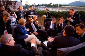 Le sommet du G8 Le Premier ministre canadien Stephen Harper, la chancellière allemande Angela Merkel, le président américain Barack Obama, le premier ministre britannique Gordon Brown, le premier ministre japonaise Taro Aso, le premier ministre italien Silvio Berlusconi et le président français Nicolas Sarkozy, discutent avant d'assister au sommet du G8 à L'Aquila en Italie, 8 juillet 2009.