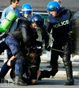 g8 protestation Un protestant du G-8 se faisant arrêter