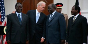 Joe Biden au Kenya Le vice-président américain Joe Biden s'entretient avec le président Kibaki. Sur la photo, le Premier ministre Raila Odinga (à gauche) et vice-président Kalonzo Musyoka (à droite).