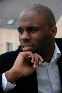 Kemi Seba Kémi Séba (qui signifie « l'étoile noire » en égyptien ancien), né Stellio Capo Chichi, est un activiste panafricain français, porte-parole national du Parti kémite, fondateur de la Tribu Ka, puis de Génération Kémi Séba (GKS). Il est depuis le 14 avril 2010, « Ministre francophone » de l'organisation afro-américaine « New Black Panther Party For Self-Defense ».