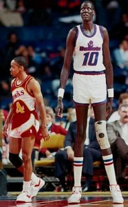 Manute Bol Manute Bol est le seul joueur de la NBA à avoir plus de tirs bloqués (2 086) que de points (1 599)