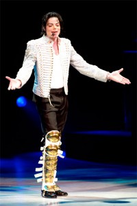 Michael Jackson L'image publique de Michael Jackson a été considérablement ternie à cause de certains aspects de sa vie privée, notamment son goût pour la chirurgie esthétique, son mode de vie excentrique selon les tabloids, ainsi que deux accusations d'abus sexuel sur mineur, pour lesquelles il a respectivement été relaxé et acquitté.