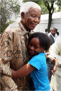 Nelson Mandela et Zezani L'ancien président sud-africain Nelson Mandela embrasse son arrière petite-fille Zenani Mandela, dans cette photo de 2008.