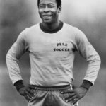 Pelé Edson Arantes do Nascimento, dit Pelé, né le 23 octobre 1940 à Três Corações (Brésil, État du Minas Gerais), est un ancien footballeur professionnel brésilien évoluant au poste d'attaquant. Il est considéré comme l'un des plus grands joueurs de tous les temps du football