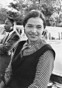 Rosa Parks et Martin Luther King Rosa Parks et un jeune pasteur noir inconnu à l'époque de 26 ans, Martin Luther King jr.