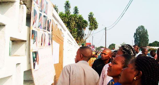 Tragédie ferroviaire au Congo-Brazzaville Les gens regardent des photos de victimes blessées devant l'hôpital de Loandjili à Pointe-Noire le 22 Juin 2010. - Photo: AFP.