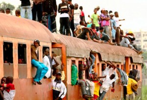 Train surpeuplé Les congolais se mettent debout sur le dessus d'un train surpeuplé se dirigeant vers Kinshasa en 2006.