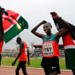 17e championnat d Les Kenyans Kiprop Wilson (à gauche) et Geoffrey Mutai (à droite) hissent le drapeau du Kenya le 28 juillet 2010, après avoir terminé premiers et troisièmes dans la finale du 10 000 mètres lors du 17e championnat d