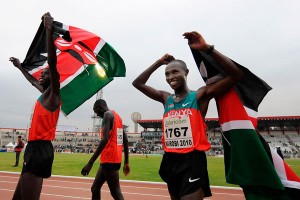 17e championnat d'Afrique d'athlétisme Les Kenyans Kiprop Wilson (à gauche) et Geoffrey Mutai (à droite) hissent le drapeau du Kenya le 28 juillet 2010, après avoir terminé premiers et troisièmes dans la finale du 10 000 mètres lors du 17e championnat d'Afrique d'athlétisme. Quelque 1000 athlètes africains sont attendus dans la capitale kenyane cette semaine. PHOTO AFP / Kurumba Tony