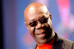 Manu Dibango Manu Dibango, est un musicien camerounais né le 12 décembre 1933 à Douala.Le 3 février 2009, il décide d'attaquer les maisons de disque de Michael Jackson et Rihanna (Sony BMG, Warner et EMI) pour avoir utilisé sans autorisation le thème de Soul Makossa.