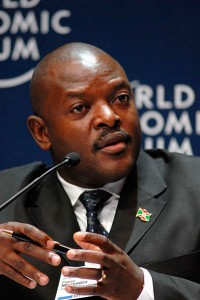 Pierre Nkurunziza En 1995, recherché par des tueurs, il rejoint la rébellion des FDD, créée deux ans plus tôt après l'assassinat de Melchior Ndadaye le 21 octobre 1993, le premier président hutu du pays. Après quelques mois de guérilla, il est grièvement blessé mais en réchappe. Il est très croyant depuis lors et son épouse est en relation avec des églises évangéliques américaines et australiennes qui soutiennent financièrement sa cause.