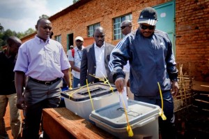 Pierre Nkurunziza vote Le président burundais Pierre Nkurunziza, à droite, exprime son vote à un bureau de vote dans sa ville natale de Mumba dans la province de Ngozi, au nord du Burundi. Après que tous les partis de l'opposition se sont retiré de la course, les électeurs ont le choix entre le parti au pouvoir CNDD-FDD ou de déclarer leurs votes nuls. (AP Photo / Sylvain Liechti)