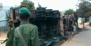 Explosion d'un camion au Congo Carcasse du camion-citerne transportant du carburant à la République démocratique du Congo, qui a perdu son pétrole, pour plus tard exploser dans une boule de feu et fait au moins 220 victimes
