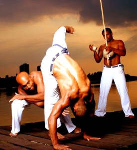 Capoeira Le Maculelê fait partie de la vie, de l'histoire de la capoeira. Le maculelê est une danse pratiquée dans toutes les académies ou écoles de capoeira. Ses origines remontent aux coupeurs de canne à sucre qui s'entraînaient avec leurs machettes. C'est une danse rythmée par l'atabaque.