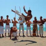 capoeira La principale caractéristique de la capoeira est la roda, elle en est la parfaite illustration. La roda (ronde en français) est la ronde que forment les capoeiristes lors des confrontations qui sont appelées « jeux ».