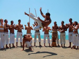 capoeira La principale caractéristique de la capoeira est la roda, elle en est la parfaite illustration. La roda (ronde en français) est la ronde que forment les capoeiristes lors des confrontations qui sont appelées « jeux ».