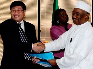 investissement de la Chine au Nigéria Malam Shehu NNPC Ladan (à droite) serre la main de la China State Construction Engineering Corporation Yu Zhende en mai (photo AFP)