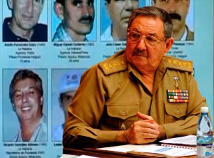 Raul Castro libère des prisonniers politique En février 2008, c'est le frère de Fidel Castro qui devient le chef d'un régime qui bascule toujours entre le choix des réformes plus ou moins symboliques et la répression destinées à sauver le régime. Raúl Castro, longtemps commandant en chef des armées, est le leader d'un pays d'économie socialiste touché par la misère, qui connaît encore les tickets de rationnement.