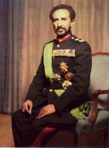 Ras Tafari fut couronné le 2 novembre 1930 sous le nom de « Haile Selassie Ier (pouvoir de la Trinité), Roi des Rois d'Éthiopie, Seigneur des Seigneurs, Lion conquérant de la tribu de Juda, Lumière du Monde, élu de Dieu » ( Gärmawi Qädamawi Haylä Sellassé, negusä nägäst zä'Ityopya, moa anbessa zä'emnägädä yehuda, berhanä aläm, seyumä Egziabhér en amharique).