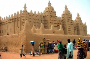 La Grande Mosquée de Djenné La mosquée est située dans la cité de Djenné, au Mali, dans la plaine alluviale du Bani, affluent du Niger. Un premier édifice fut construit en ce lieu au XIIIe siècle, mais la construction actuelle date seulement des environs de 1907. Marquant le centre de l’agglomération de Djenné, c’est aussi l’un des symboles les plus remarquables de l’Afrique subsaharienne. De concert avec la ville de Djenné elle-même, elle est inscrite depuis 1988 à la liste du patrimoine mondial de l’UNESCO.