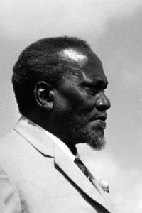 Jomo Kenyatta Jomo Kenyatta (né à Nairobi le 20 octobre 1894 et mort à Mombasa le 22 août 1978) est considéré comme le père de la nation kényane. Jomo Kenyatta est mort à Mombasa de causes naturelles attribuables à la vieillesse.