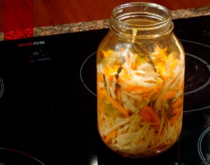 Pikliz Bien que généralement pris pour du piments marinés, le pikliz contient également d'autres ingrédients tels que les oignons, les carottes, le chou, les pois et les haricots verts dans un mélange de vinaigre.