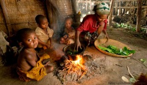 Famine au Sahel La sécheresse peut détruire les récoltes (partiellement ou totalement) et tuer les animaux d'élevage, et parfois sauvages. Elle devient alors un facteur de famine régionale et d'exode, souvent accompagnés de troubles sociaux puis de conflits armés, notamment dans les régions avec peu de ressources économiques.