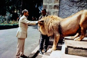 Haile Selassié L'Organisation de l'unité africaine (OUA) fut fondée en 1963 à l'instigation de Salassié 1er et établit son siège à Addis Abeba.