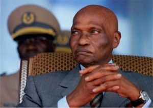 Abdoulaye Wade Le 1er avril 2000, Abdoulaye Wade est investi président de la République du Sénégal. En 2000, l'une des premières décisions du président nouvellement élu consiste à dissoudre le Sénat et le Conseil économique et social pour des raisons d'économies et leur inutilité. En mai 2007, le président Wade redonne vie à ces deux institutions, un choix très contesté par l'opposition et l'opinion publique, d'autant plus que les 65 membres du Sénat ont été choisis par Wade lui-même.