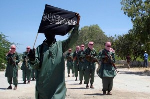 Al-Shabbaab L'organisation Al-Shabbaab (arabe : الشباب, jeunesse) est placée sur la liste officielle des organisations terroristes des États-Unis en février 2008, de l'Australie le 21 août 2009, du Canada et de la Nouvelle-Zélande. Elle est soupçonnée d'entretenir des liens forts avec la direction centrale d'Al-Qaïda au Pakistan et d'abriter des djihadistes étrangers, dont certains en provenance d'Europe et des États-Unis. L'intensification des actions militaires américano-pakistanaise dans les zones tribales au sud du Waziristan menaçant la survie des hauts-responsables de la mouvance, de nombreux chefs d'Al-Qaïda sont soupçonnés de se préparer à quitter leur sanctuaire afghano-pakistanais pour gagner la Somalie.